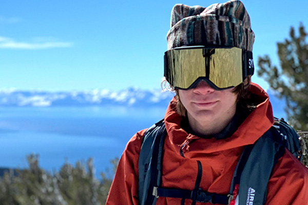 Oskar Zehren in snow gear in front of snowy mountains